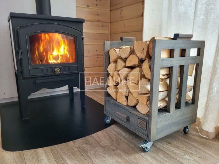 Уютный камин в хаусботе «Сила Вуоксы» – атмосфера тепла и комфорта на воде