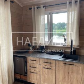 Полностью оборудованная кухня в плавучем доме «Сила Вуоксы» | Наедине - дома на воде