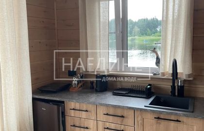 Полностью оборудованная кухня в плавучем доме «Сила Вуоксы»