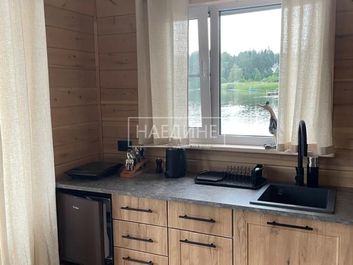 Полностью оборудованная кухня в плавучем доме «Сила Вуоксы»