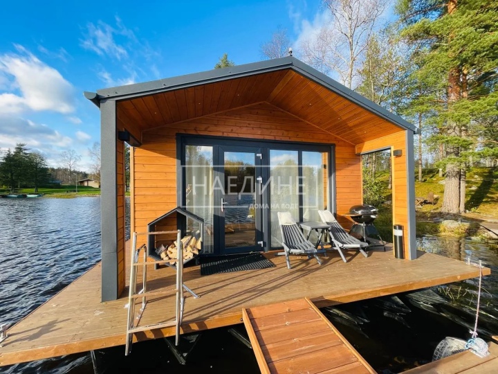 Просторная терраса хаусбота «Сила Вуоксы» для отдыха на воде