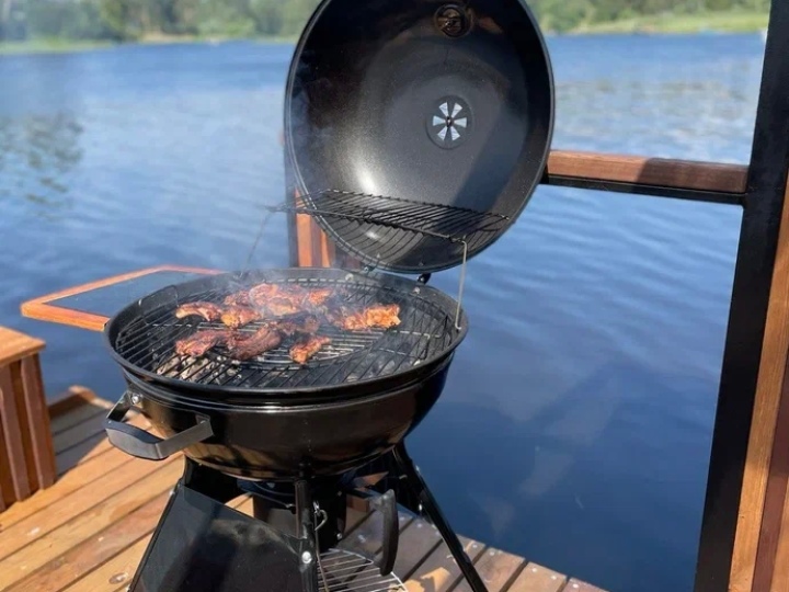 Просторная терраса с грилем в хаусботе «Сила Вуоксы» – отдых на воде с BBQ