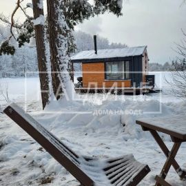 Просторная терраса хаусбота «Сила Вуоксы» для отдыха на воде | Наедине - дома на воде