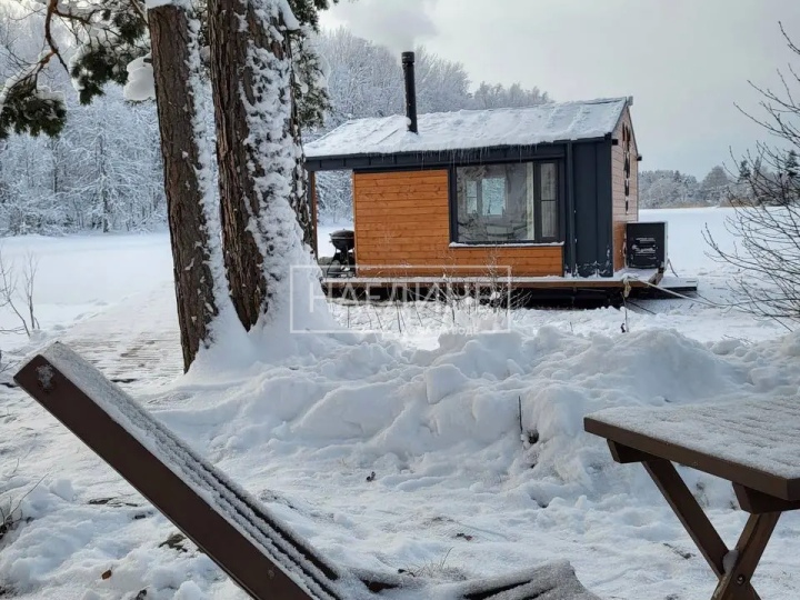 Просторная терраса хаусбота «Сила Вуоксы» для отдыха на воде | Наедине - дома на воде