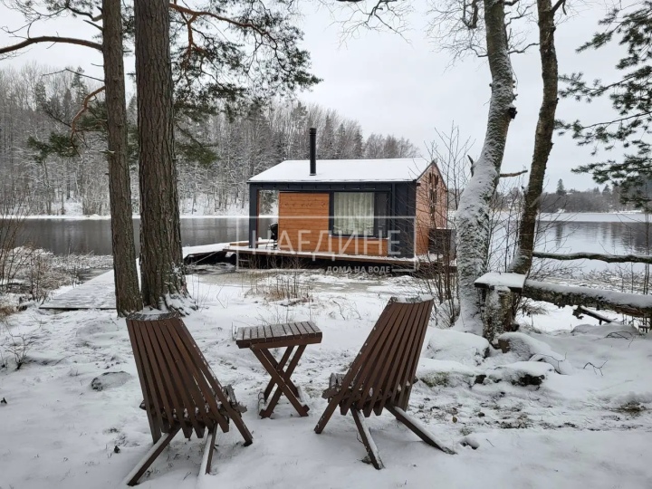 Просторная терраса хаусбота «Сила Вуоксы» для отдыха на воде | Наедине - дома на воде