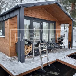 Просторная терраса хаусбота «Сила Вуоксы» для отдыха на воде | Наедине - дома на воде