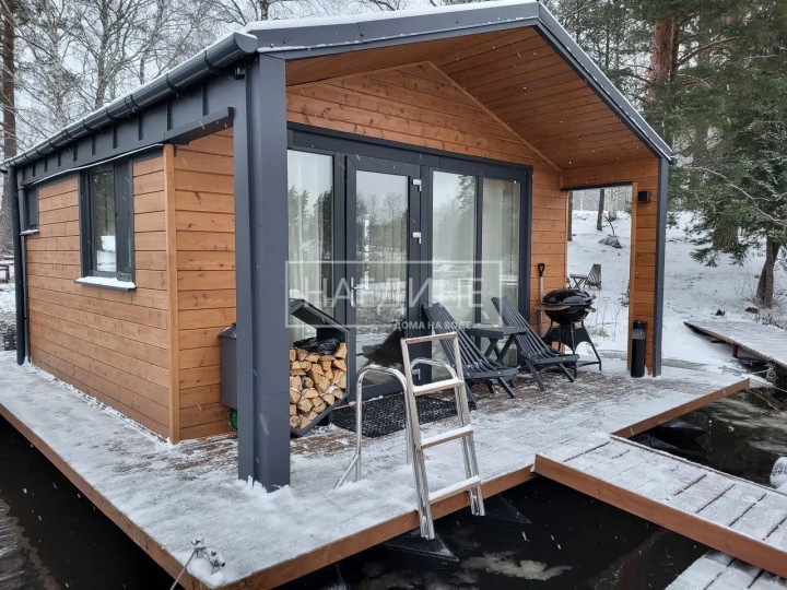 Просторная терраса хаусбота «Сила Вуоксы» для отдыха на воде | Наедине - дома на воде