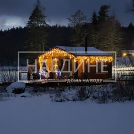 Просторная терраса хаусбота «Сила Вуоксы» для отдыха на воде | Наедине - дома на воде