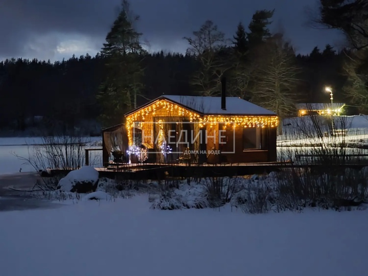 Просторная терраса хаусбота «Сила Вуоксы» для отдыха на воде | Наедине - дома на воде