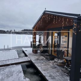 Просторная терраса хаусбота «Сила Вуоксы» для отдыха на воде | Наедине - дома на воде