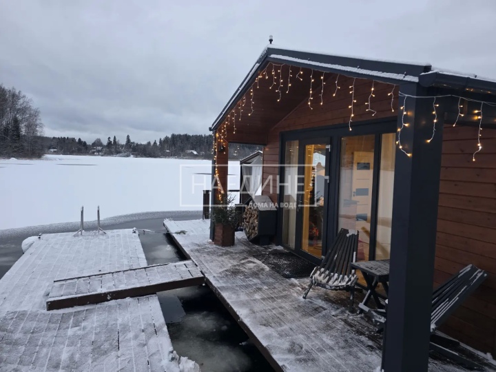 Просторная терраса хаусбота «Сила Вуоксы» для отдыха на воде | Наедине - дома на воде