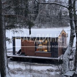 Просторная терраса хаусбота «Сила Вуоксы» для отдыха на воде | Наедине - дома на воде