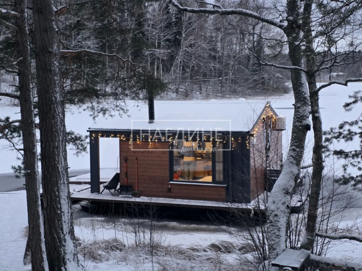 Просторная терраса хаусбота «Сила Вуоксы» для отдыха на воде | Наедине - дома на воде