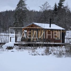 Просторная терраса хаусбота «Сила Вуоксы» для отдыха на воде | Наедине - дома на воде