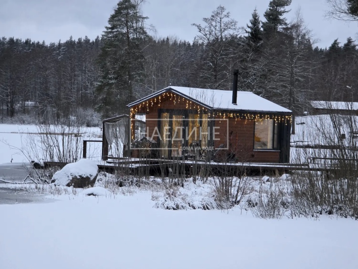 Просторная терраса хаусбота «Сила Вуоксы» для отдыха на воде | Наедине - дома на воде